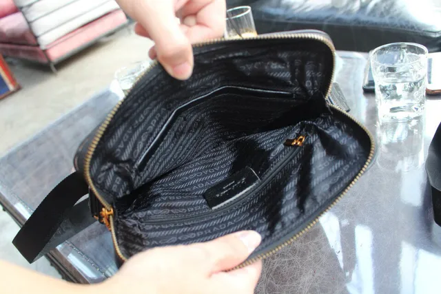 Prada Bolso Cruzado Negro Cuero Granulado con Cierre Superior 2