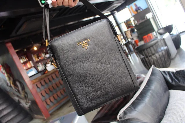 Prada Bolso Cruzado Negro Cuero Granulado con Cierre Superior 3