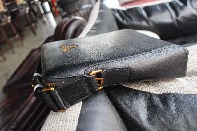 Prada Bolso Cruzado Negro Cuero Granulado con Cierre Superior 4