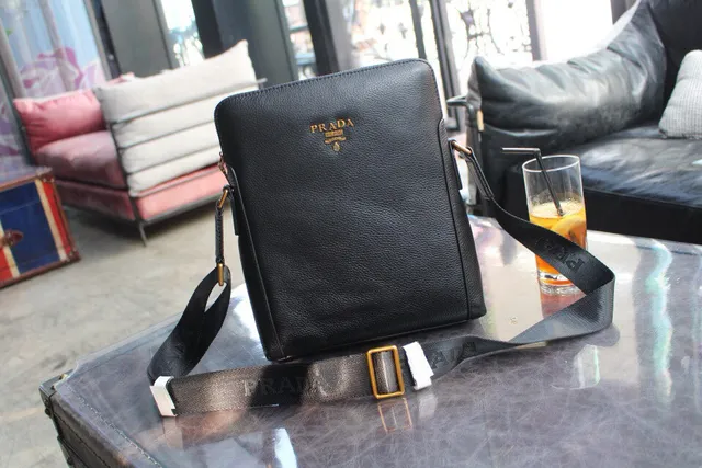 Prada Bolso Cruzado Negro Cuero Granulado con Cierre Superior 5