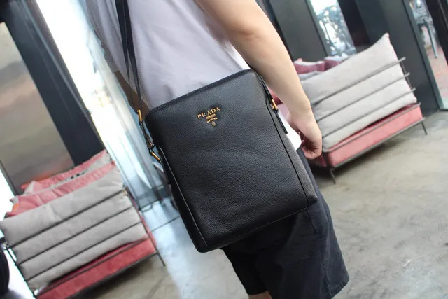 Prada Bolso Cruzado Negro Cuero Granulado con Cierre Superior 6
