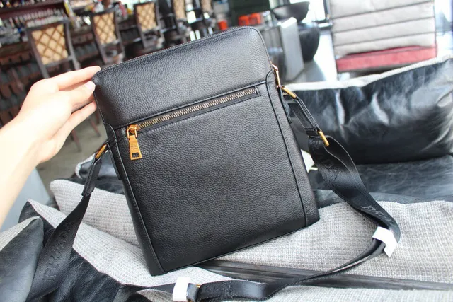 Prada Bolso Cruzado Negro Cuero Granulado con Cierre Superior 7