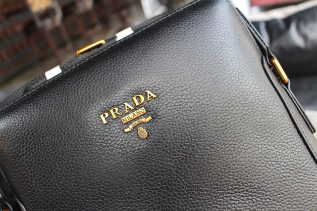 Prada Bolso Cruzado Negro Cuero Granulado con Cierre Superior 8