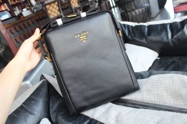 Prada Bolso Cruzado Negro Cuero Granulado con Cierre Superior 9