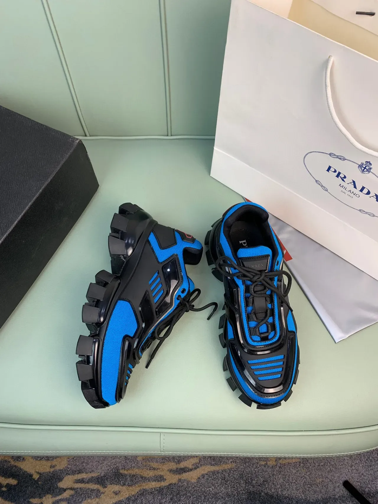 Prada Chaussures Chunky Bleu et Noir Semelle Lug Maille et Overlay Synthétique 4
