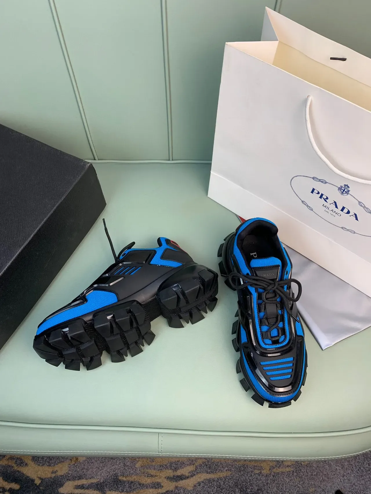 Prada Chaussures Chunky Bleu et Noir Semelle Lug Maille et Overlay Synthétique 6