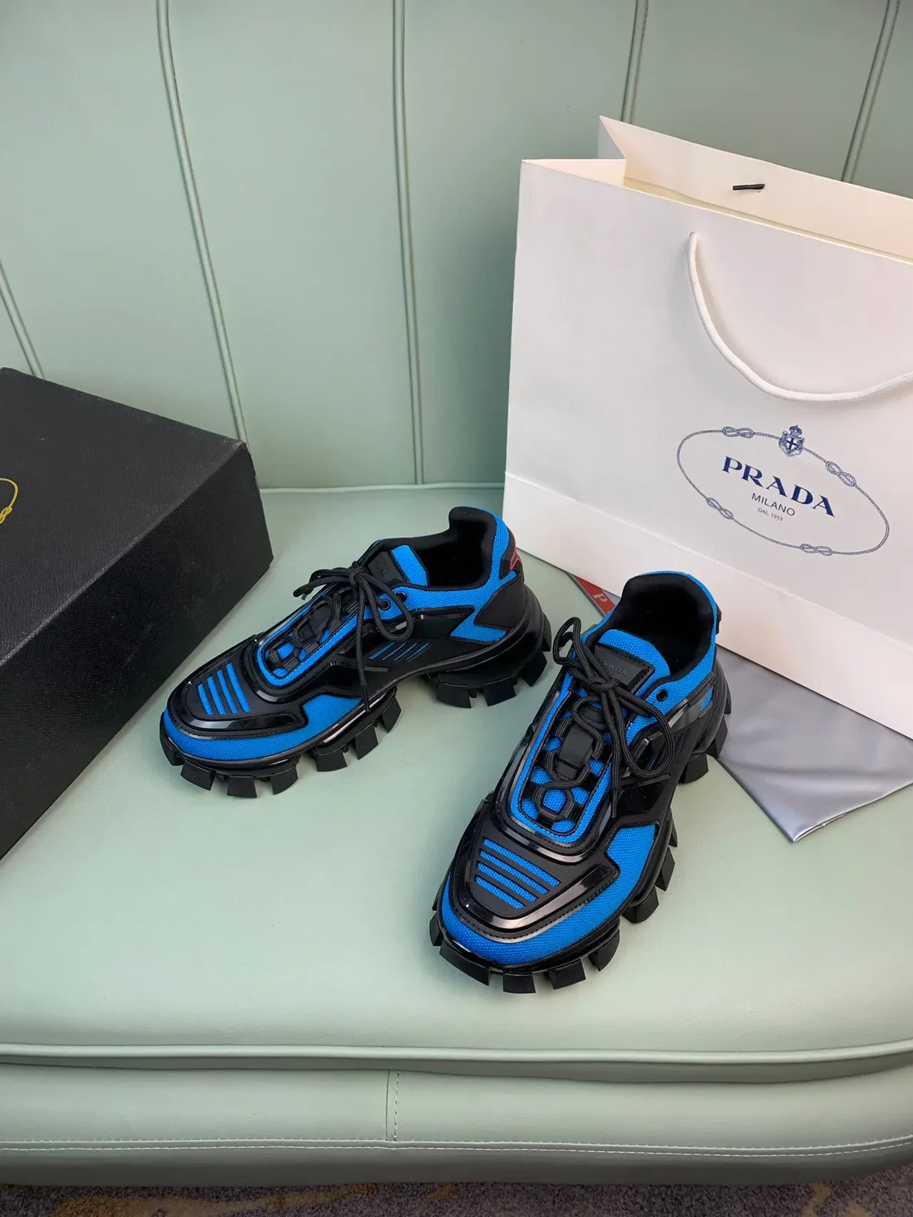 Prada Chaussures Chunky Bleu et Noir Semelle Lug Maille et Overlay Synthétique 7
