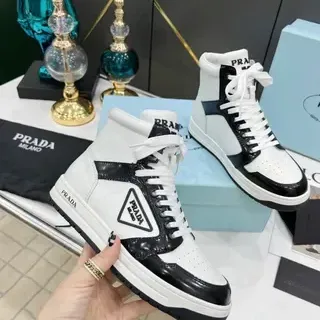 Prada Cloudbust ऊंची टॉप सफेद और काला पैटेंट लाइफस्टाइल स्नीकर