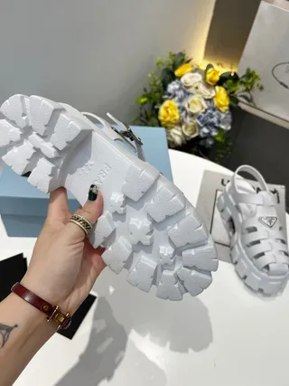 Prada Cloudbust Sandalias casuales blancas de tacón grueso con suela con tacos 2