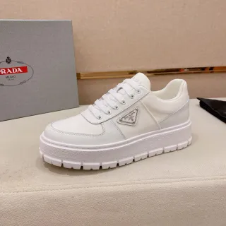 Prada Cloudbust Chaussures chunky blanches en cuir et tissu avec plaque de logo métallique triangulaire sur l'empeigne