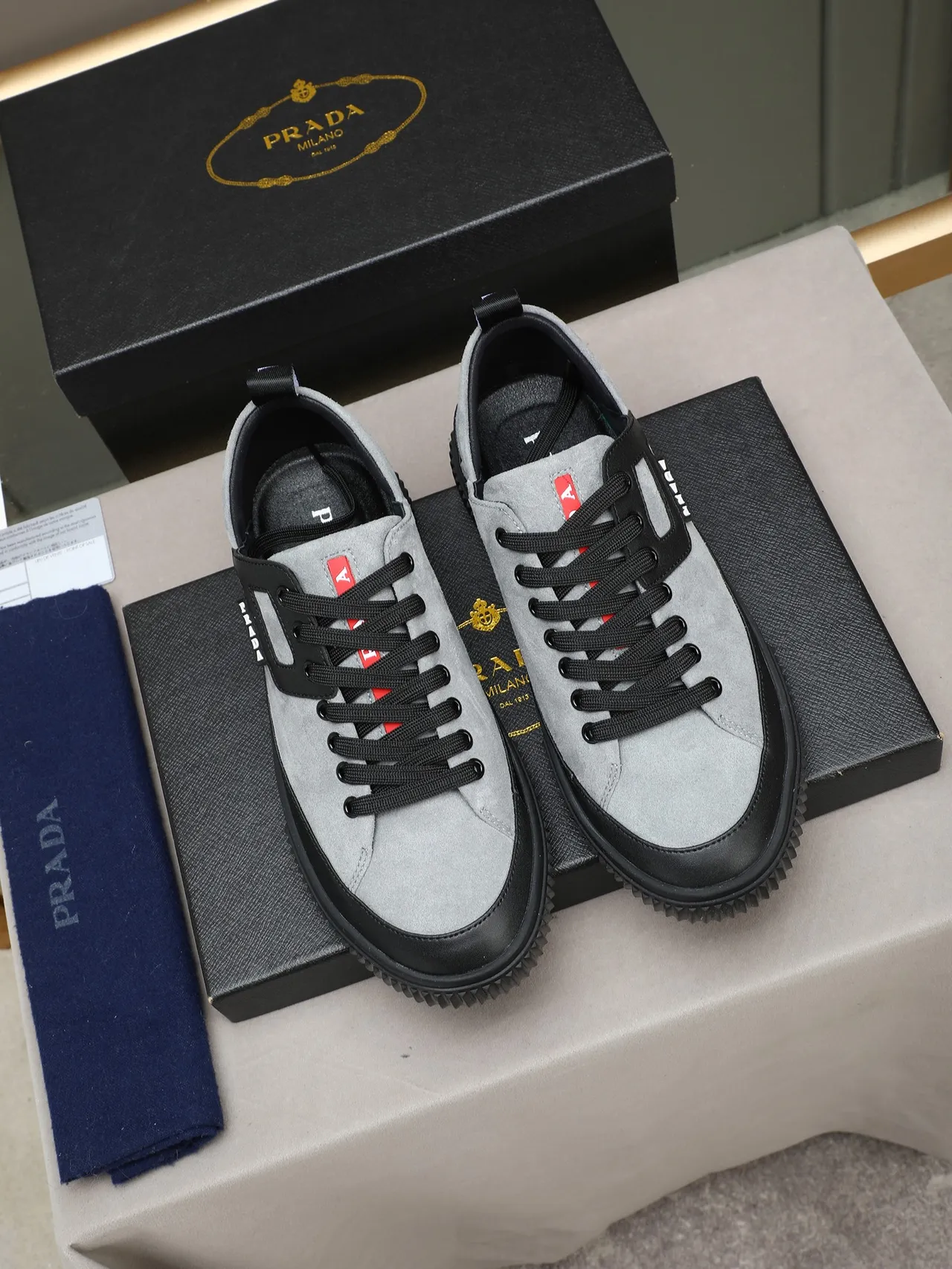 Prada Gris Noir Low-Top Daim et Cuir Panelé Lifestyle Sneakers 2