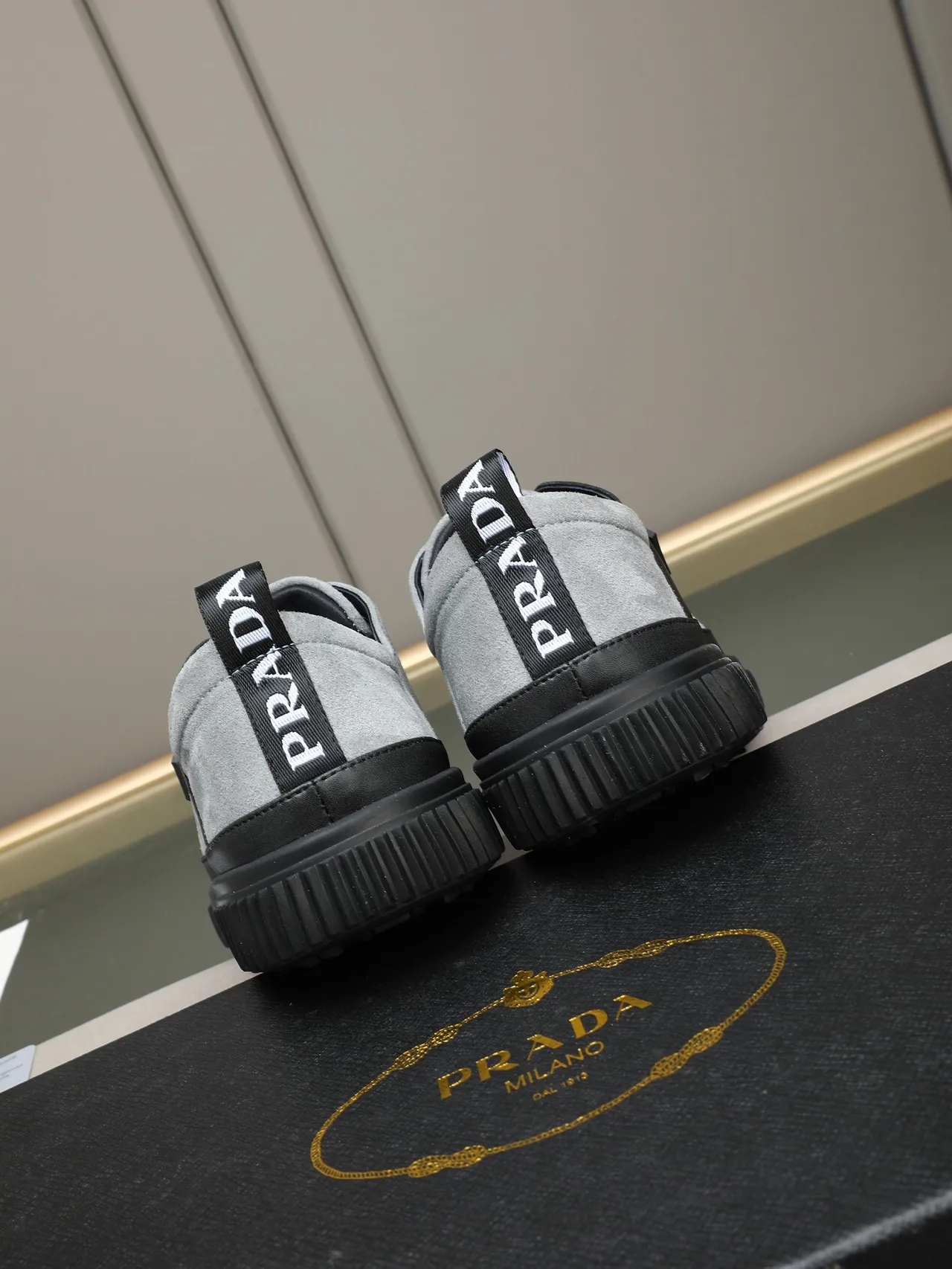 Prada Gris Noir Low-Top Daim et Cuir Panelé Lifestyle Sneakers 3