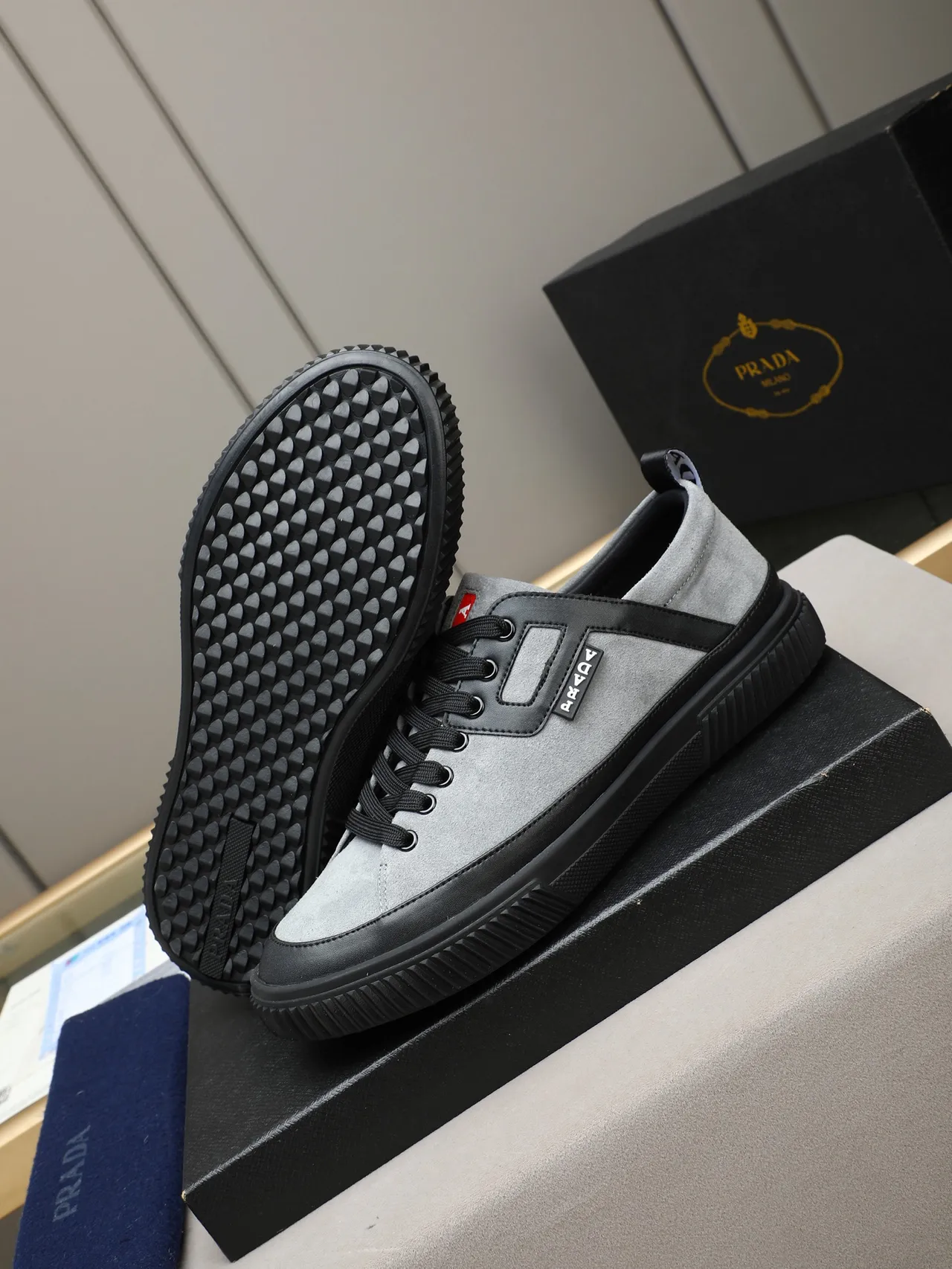 Prada Gris Noir Low-Top Daim et Cuir Panelé Lifestyle Sneakers 4