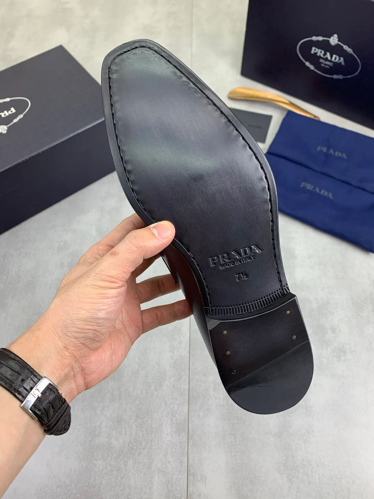 Prada mocassins pretos de couro polido com bico quadrado slip-on 4