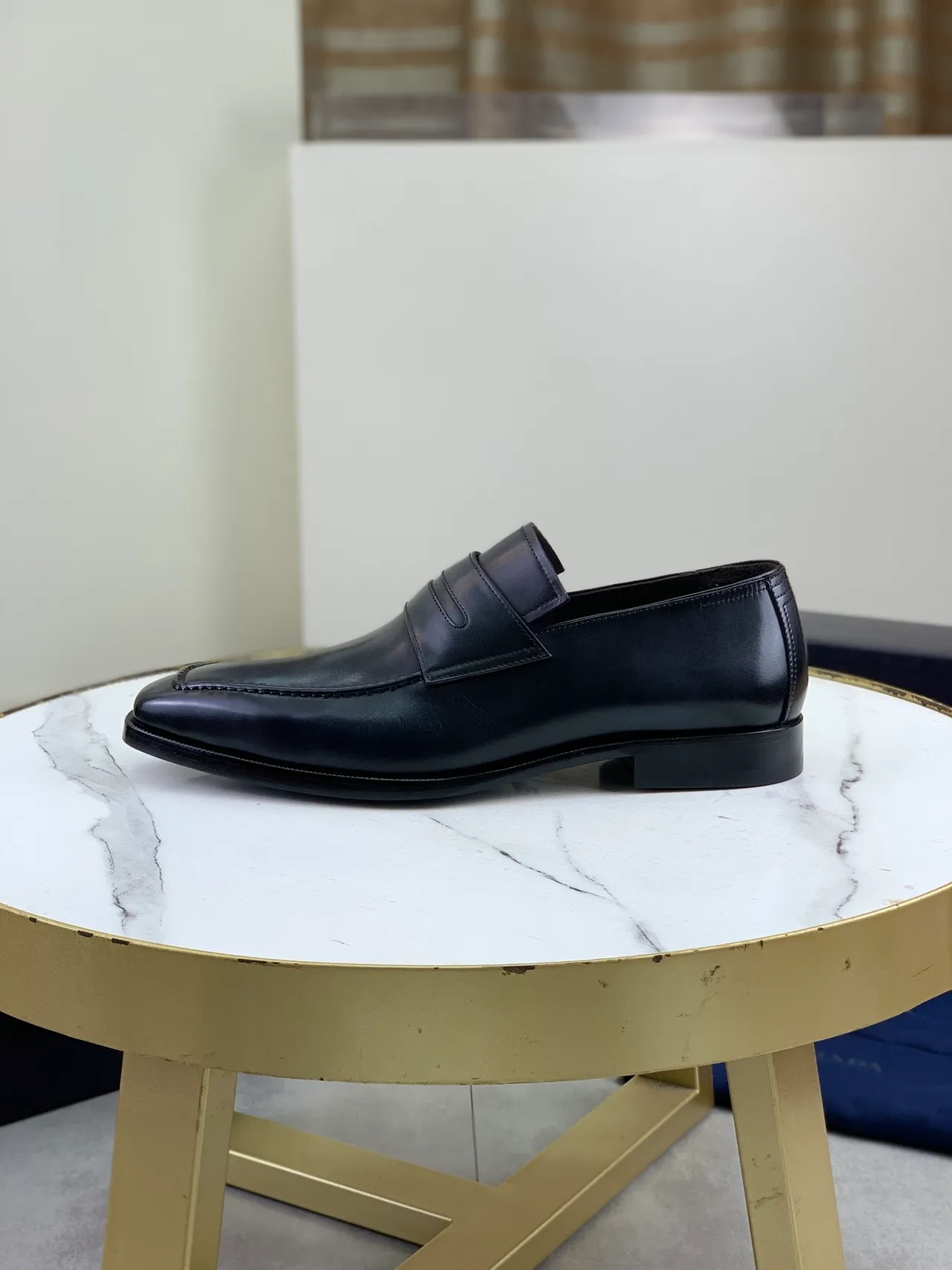 Prada mocassins pretos de couro polido com bico quadrado slip-on 7