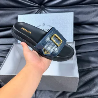 Prada Zapatillas de Cuero con Estampado de Cocodrilo Acentuado con Hebilla de Oro Color Navy