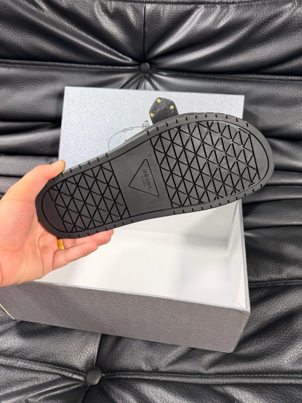Prada Sapatos de Couro com Relevo de Crocodilo Acentuado com Fivela Dourada na Cor Navy 2