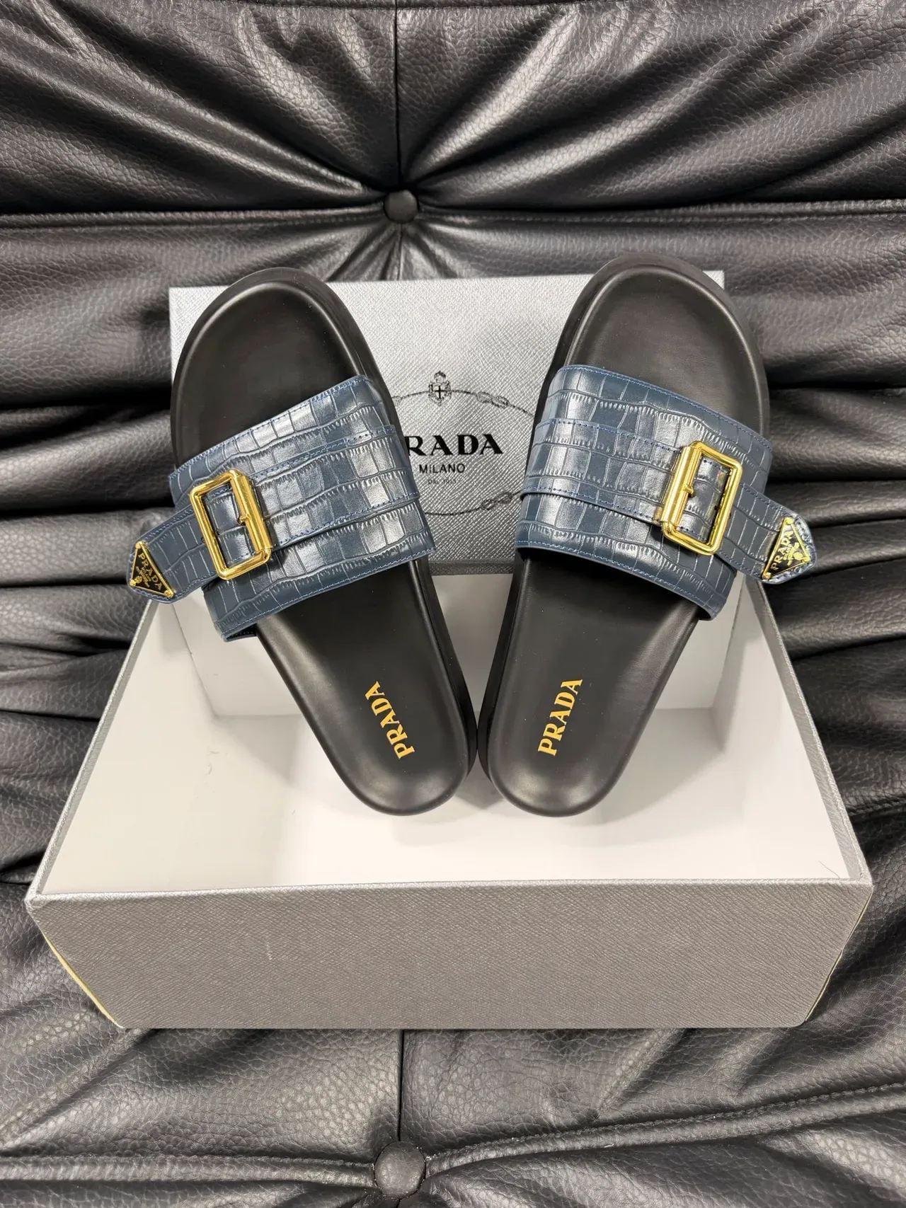 Prada Sapatos de Couro com Relevo de Crocodilo Acentuado com Fivela Dourada na Cor Navy 3
