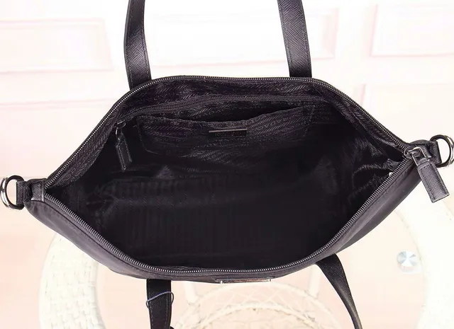 Prada Re-Edition 2005 黑色尼龙托特包 3