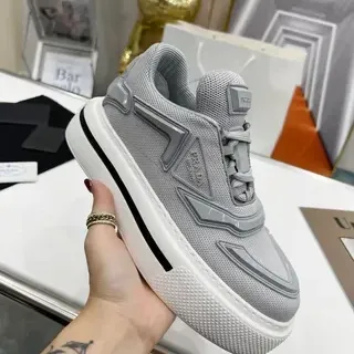 Prada Re-Edition 2005 ग्रे जाली प्लेटफॉर्म जीवनशैली स्नीकर