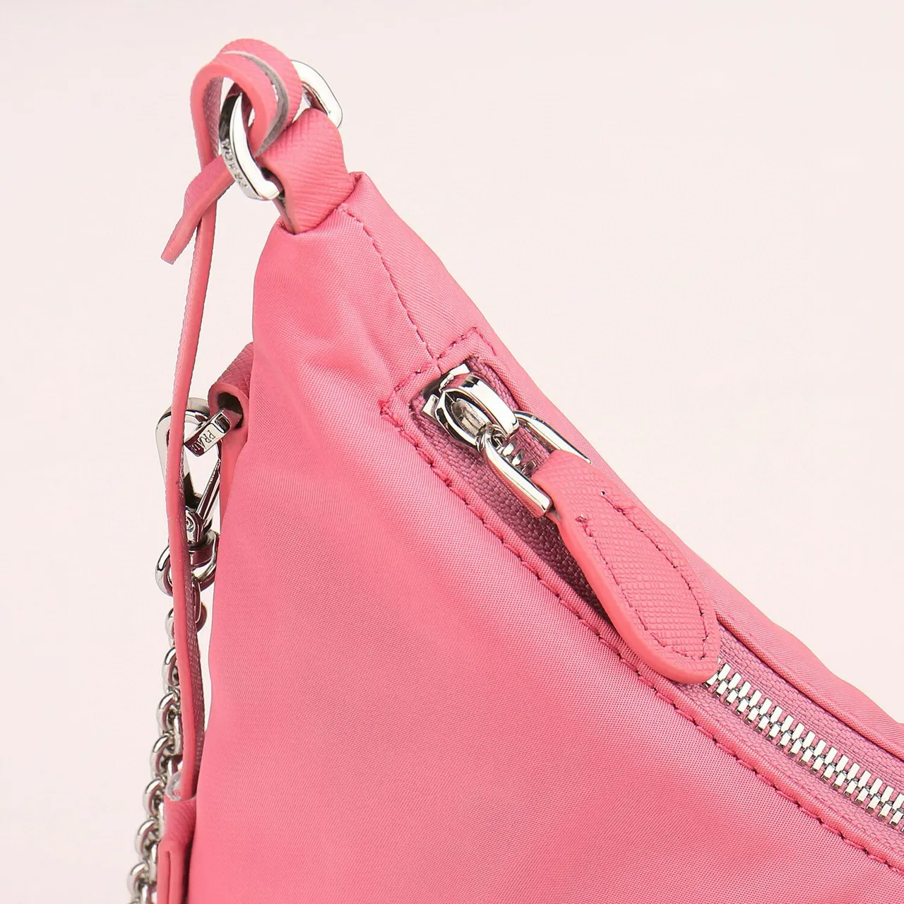 Prada Re-Edition 2005 粉色新月链包 4