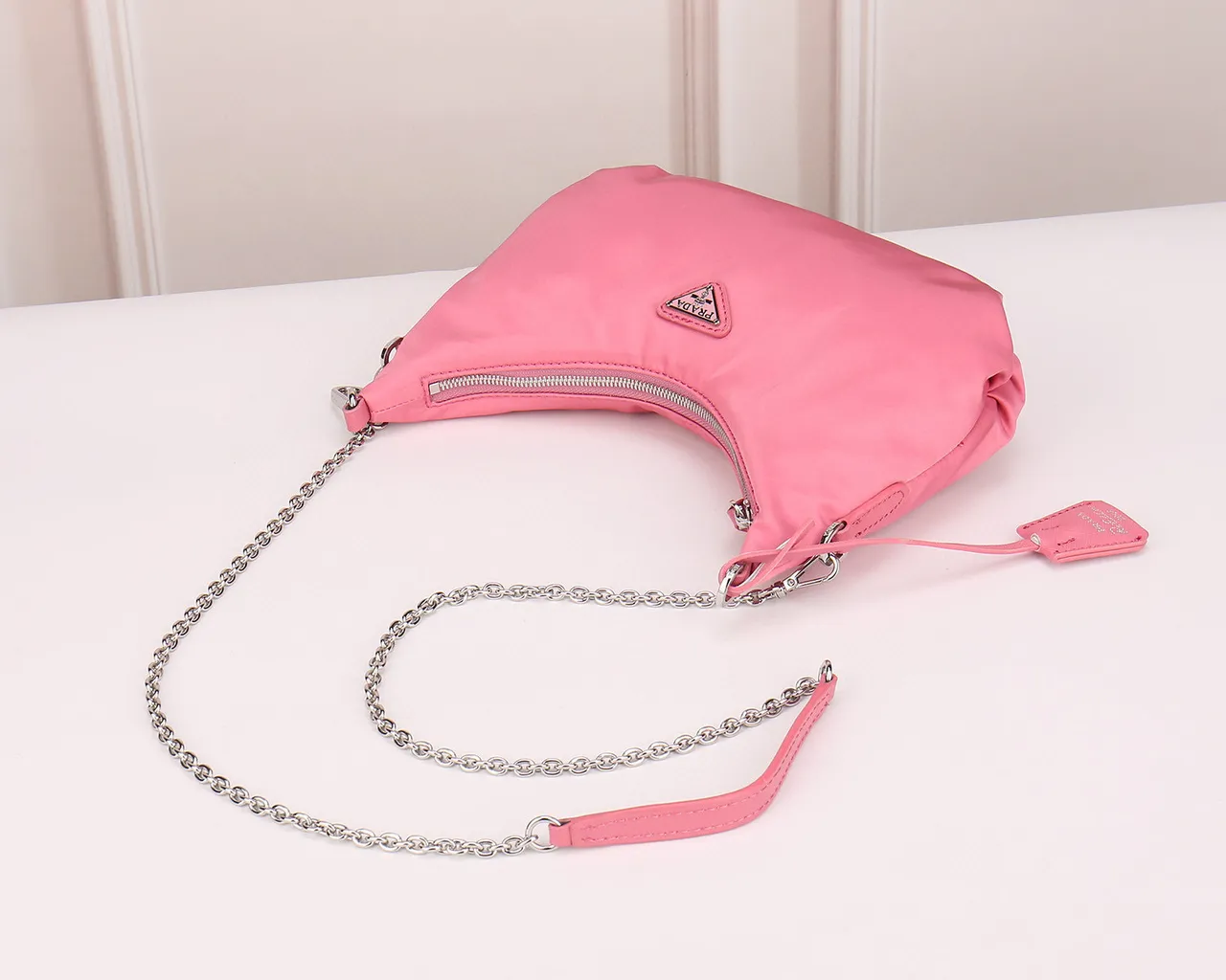 Prada Re-Edition 2005 粉色新月链包 6