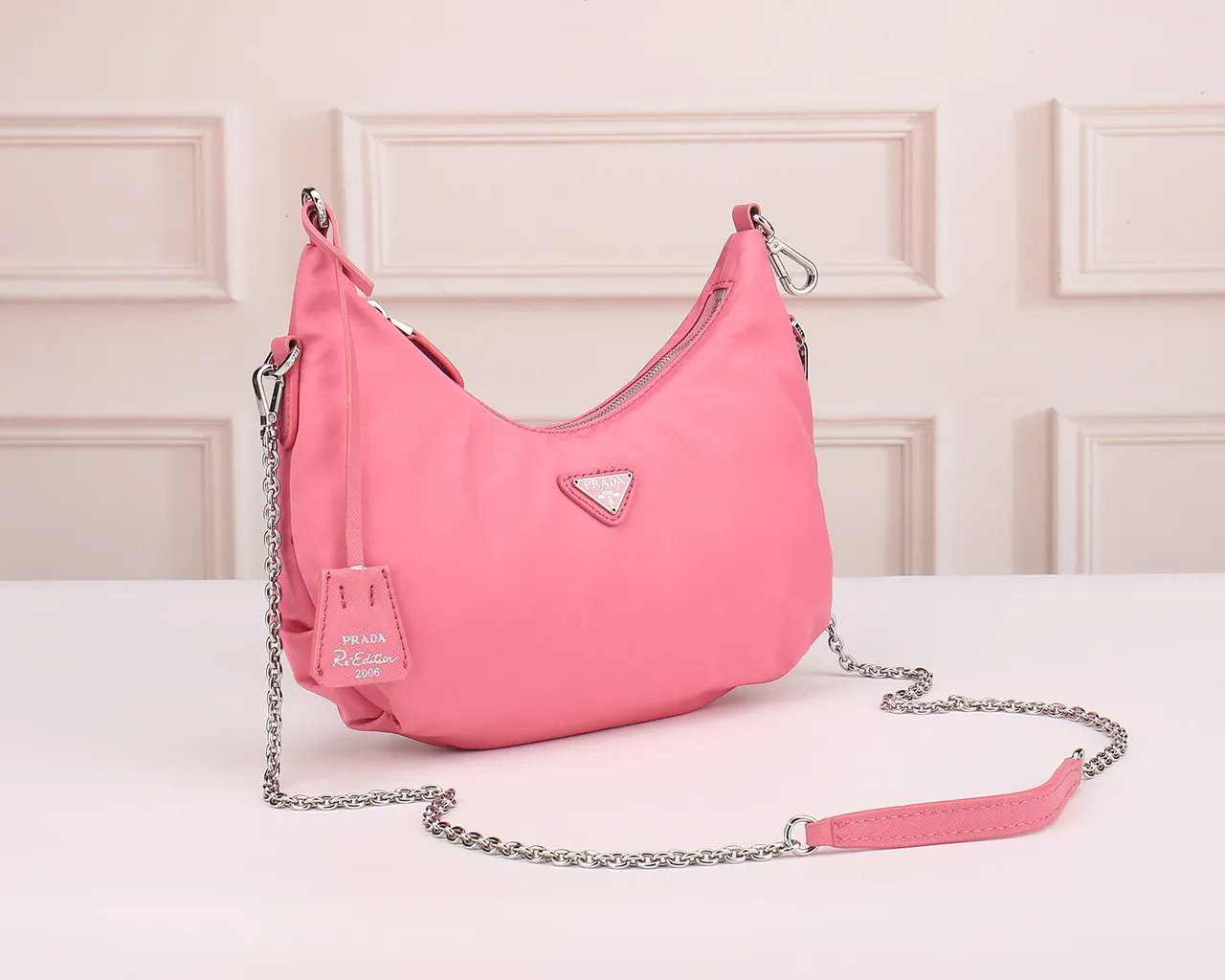 Prada Re-Edition 2005 粉色新月链包 8
