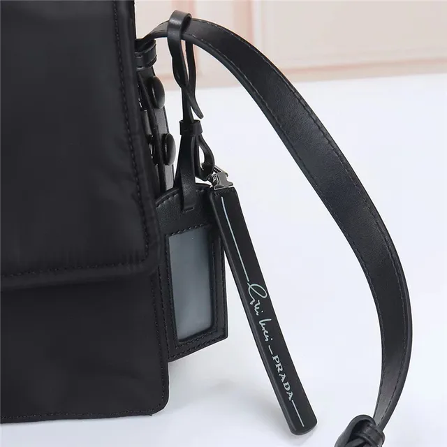 Prada Re-Edition 黑色翻蓋頂部結構尼龍郵差包 5