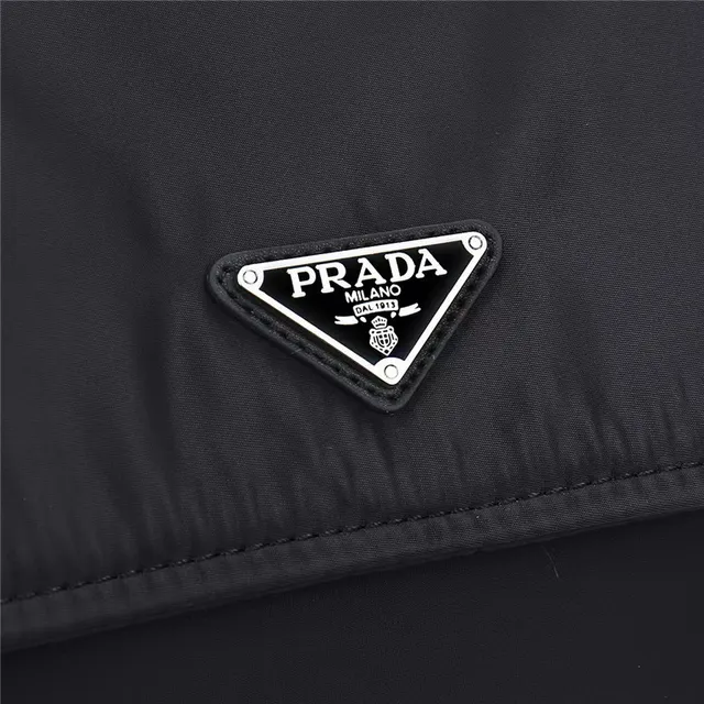 Prada Re-Edition 黑色翻蓋頂部結構尼龍郵差包 6