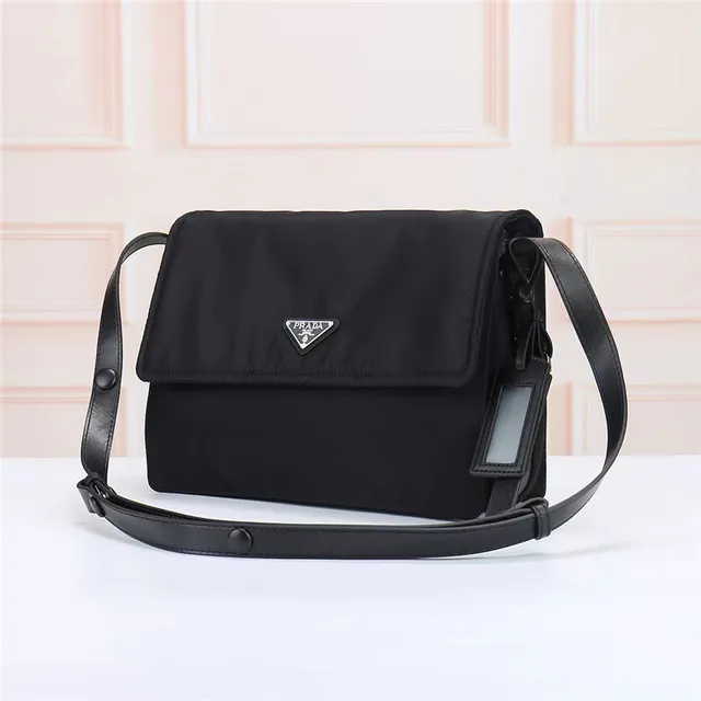 Prada Re-Edition 黑色翻蓋頂部結構尼龍郵差包 9