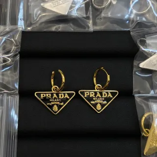 Prada Re-Edition Aros Hoop Esmaltados Negro y Oro con Charms Triangulares de Logo