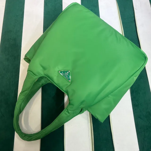 Prada Re-Nylon हरा संरचित नायलॉन टोट बैग 2