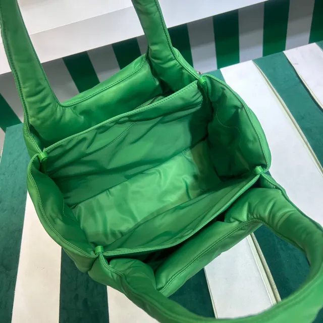 Prada Re-Nylon हरा संरचित नायलॉन टोट बैग 3