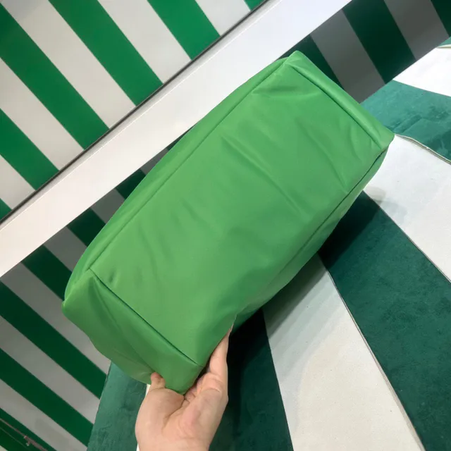Prada Re-Nylon हरा संरचित नायलॉन टोट बैग 4