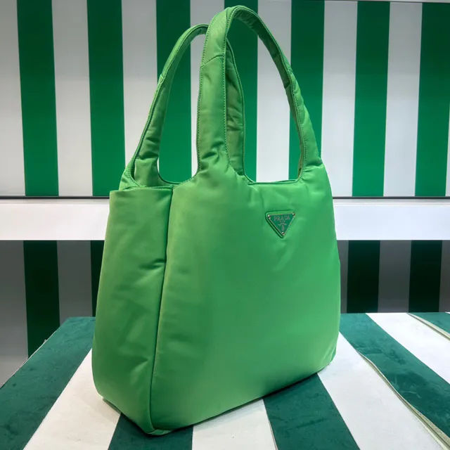 Prada Re-Nylon हरा संरचित नायलॉन टोट बैग 5