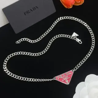Prada त्रिकोण लॉगो लाल एनामेल चांदी कर्ब चेन हार