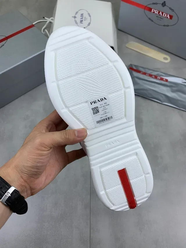 Prada Tênis Lifestyle Branco e Preto de Malha de Couro 2