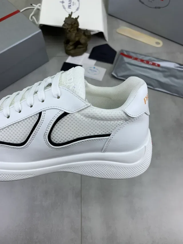 Prada Tênis Lifestyle Branco e Preto de Malha de Couro 4