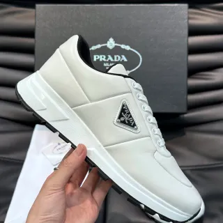 Prada Blanc Noir Cuir Supérieur Triangulaire Plaque Logo Métal Style de Vie Sneakers