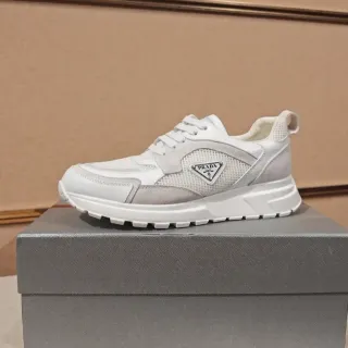 Sneakers Prada blanc et gris maille et daim plaque logo triangulaire chunky