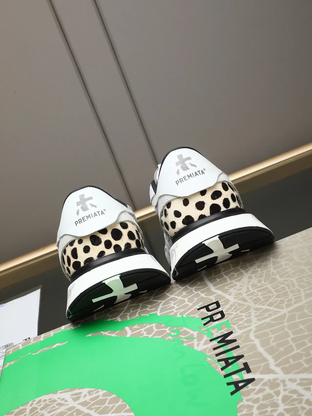 Premiata Sneakers Blancs Gris à Partie Supérieure en Matériau Mixte avec Accent Léopard sur le Talon 4