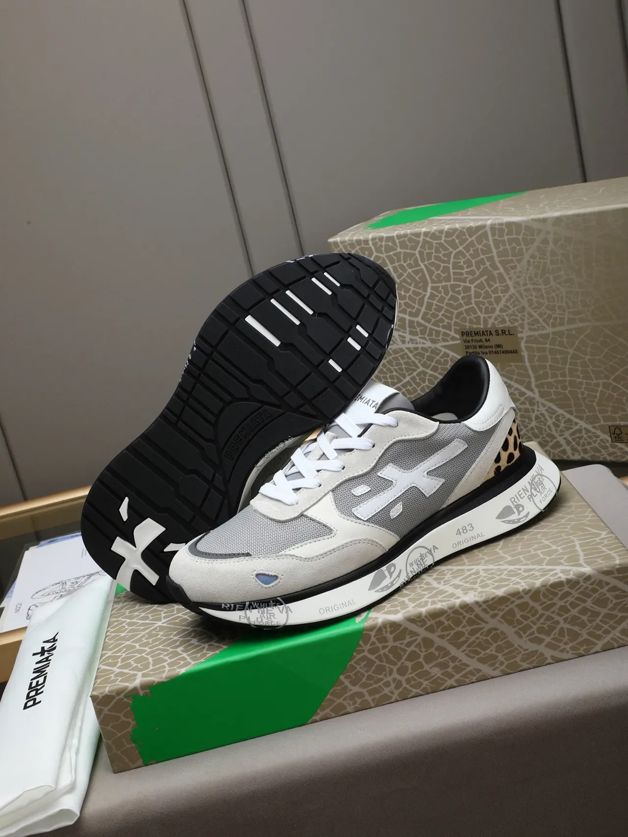 Premiata Sneakers Blancs Gris à Partie Supérieure en Matériau Mixte avec Accent Léopard sur le Talon 5