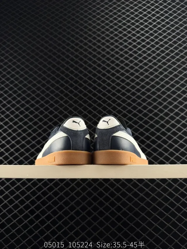 Puma Club II Era 浅蓝色和白色生活方式运动鞋 2