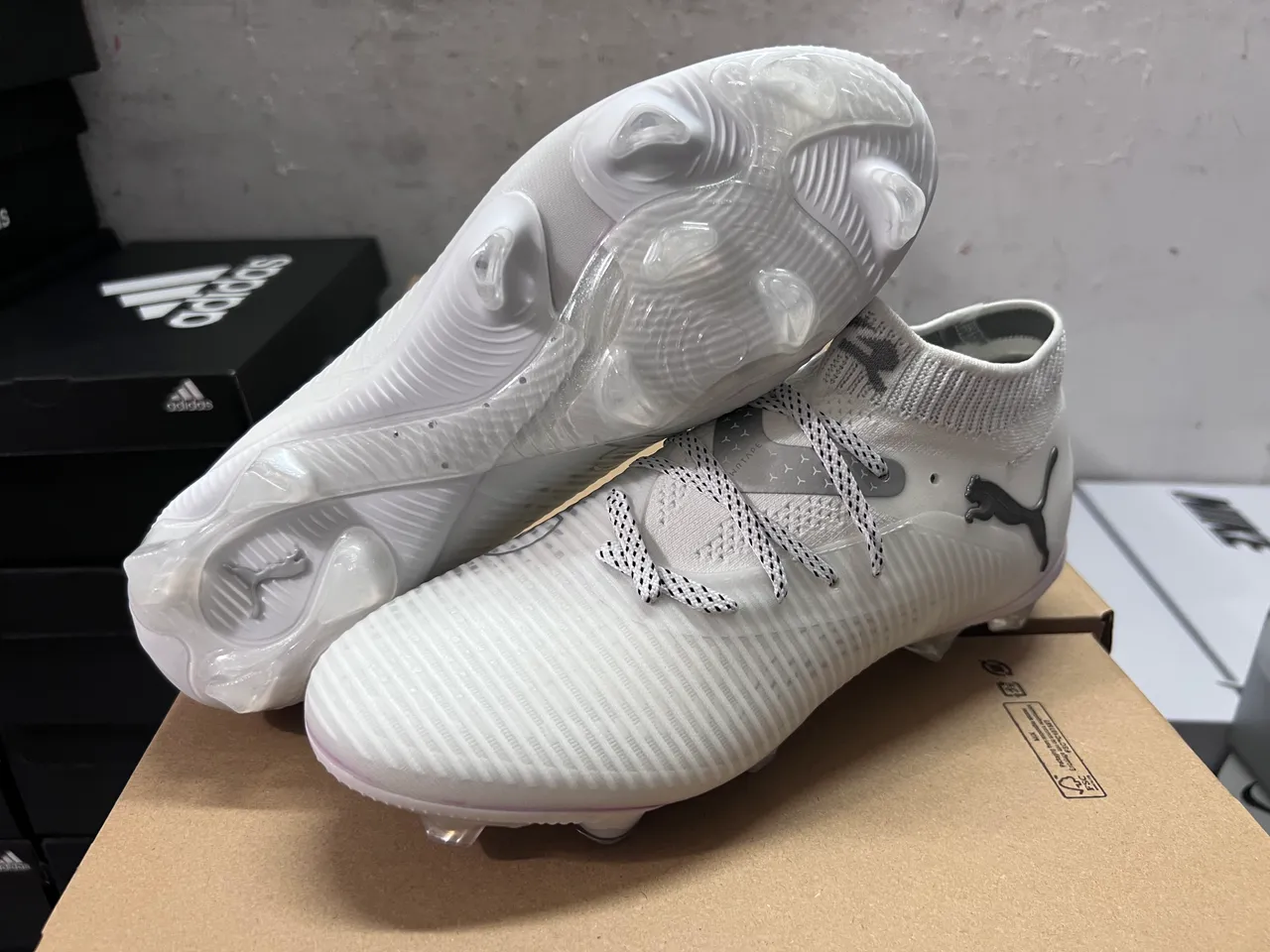 Puma أبيض فضي كولار جورب محبوك علو صناعي أرضية صلبة أحذية كرة قدم 9