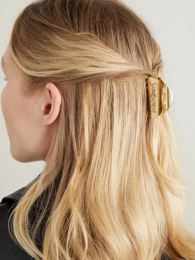 Broche Saint Laurent de metal pulido dorado grabado con branding 2