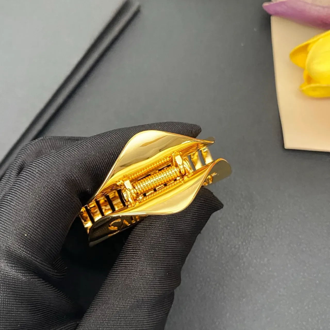 Broche Saint Laurent de metal pulido dorado grabado con branding 5