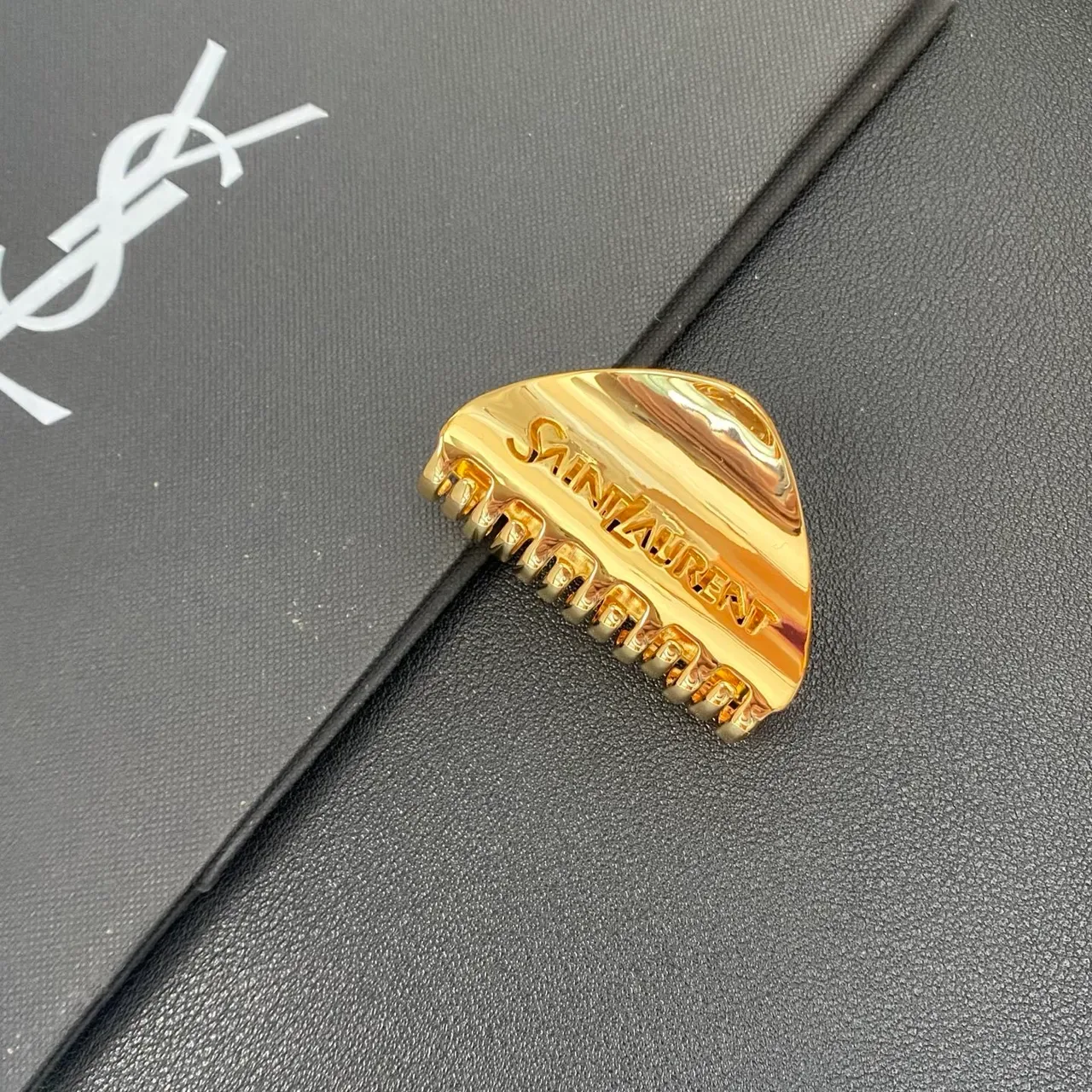 Broche Saint Laurent de metal pulido dorado grabado con branding 6