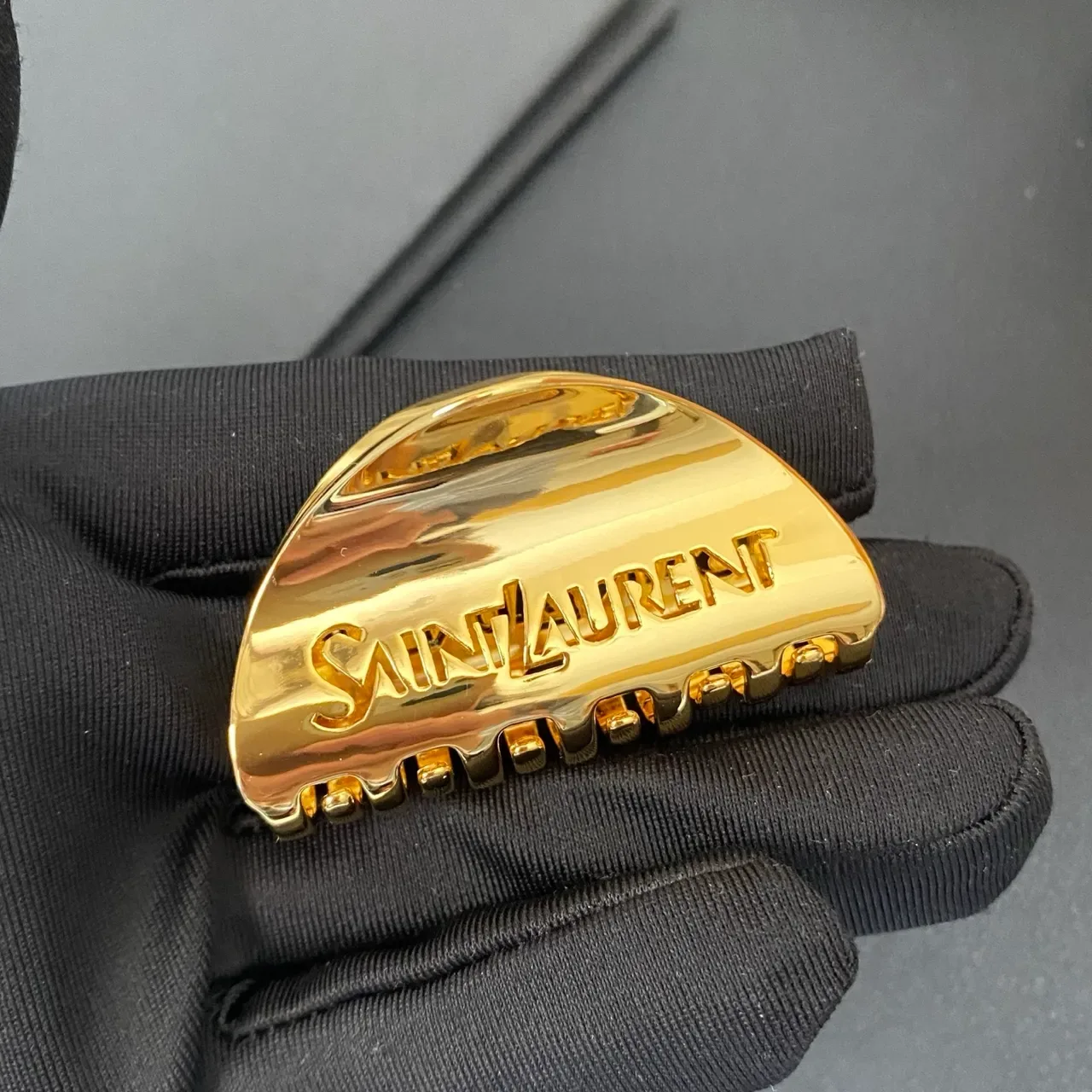 Broche Saint Laurent de metal pulido dorado grabado con branding 7