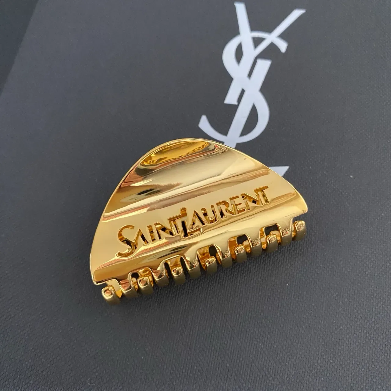 Broche Saint Laurent de metal pulido dorado grabado con branding 8