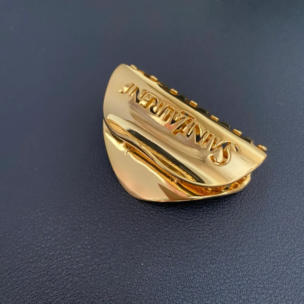 Broche Saint Laurent de metal pulido dorado grabado con branding 9